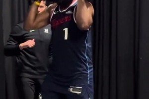 活该你状态这么好！哈登昨天赛后晚上十一点又加练了！