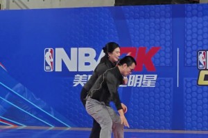 两大网红！徐静雨活动中1v1野球场肘姐 疯狂用屁股坐打🤣